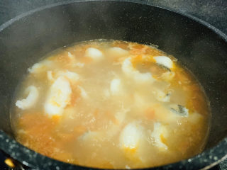 17、番茄黑鱼片,轻轻搅拌均匀料汁；