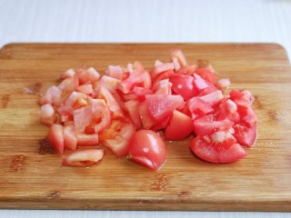 3、牛腩萝卜汤,番茄洗干净，切小块。