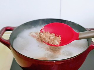 5、牛腩萝卜汤,大火烧开，烧开后将血沫撇出，这一步很重要，不要省略，可以有效去除肉腥味儿，煮5分钟，捞出冷水冲洗，再淋干水分。