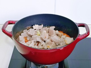 9、牛腩萝卜汤,加入焯水的牛腩。