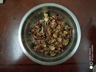 5、红枣姜膏,将红枣去核剪碎，用原汁机摇两次，如果没有原汁机，也可以把红枣切碎点。