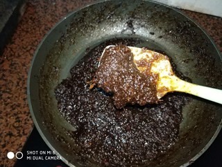 12、红枣姜膏,熬制浓稠到红枣姜膏挂硅胶刀上不容易滴落就可以。
