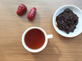 15、红枣姜膏,来一张冲好红枣姜茶的图片