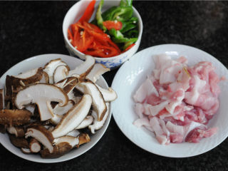 2、双椒花菇炒肉片,花菇切成片，肉切片，青红椒切斜片