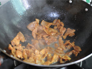 6、双椒花菇炒肉片,油锅烧热，将腌制好的肉片倒进去，煎炒至微微出油