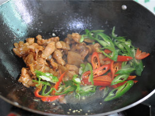 7、双椒花菇炒肉片,将肉片扒到旁边，放入青红辣椒，稍微翻炒至辣椒变软