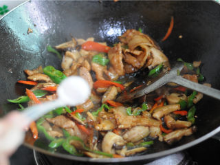 9、双椒花菇炒肉片,酌情撒入盐（肉片先腌制后，盐不要过量哦）