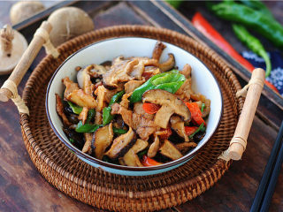 11、双椒花菇炒肉片,香喷喷的出锅啦