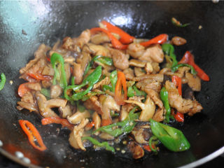 10、双椒花菇炒肉片,翻炒均匀即可出锅