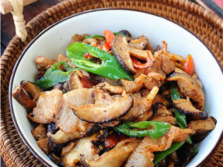 12、双椒花菇炒肉片,趁热吃，很美味哦