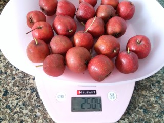 1、糖炒山楂,山楂称重