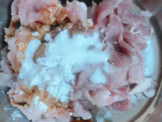 2、鸡蛋干炒肉片,放入料酒、生粉、酱油拌匀