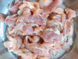 3、鸡蛋干炒肉片,腌制10分钟左右