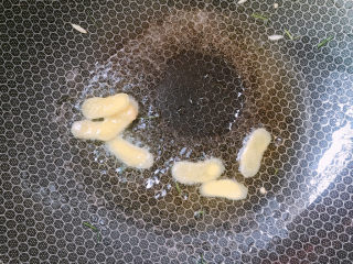 5、鸡蛋干炒肉片,下姜片