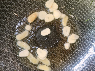 6、鸡蛋干炒肉片,下蒜片炒香