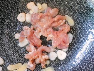 7、鸡蛋干炒肉片,放入肉片