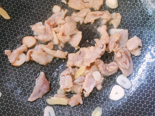 8、鸡蛋干炒肉片,炒至8成熟