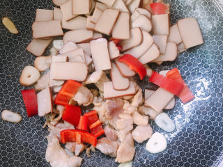 9、鸡蛋干炒肉片,放入鸡蛋干和红尖椒