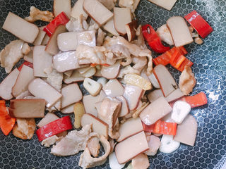 10、鸡蛋干炒肉片,放盐炒入味