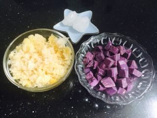 1、银耳紫薯羹,银耳放在水里泡软撕成小块，越小越好。紫薯洗净切块。
