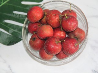 1、自制山楂罐头,先准备好山楂