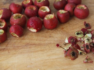 3、自制山楂罐头,像这样都挖掉