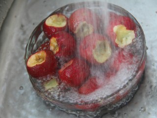 4、自制山楂罐头,用水洗净