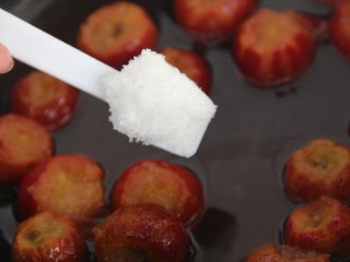 12、自制山楂罐头,加入一小勺白糖