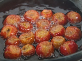 13、自制山楂罐头,开一下火，把糖煮化