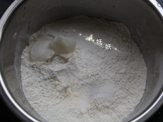 1、葱油烙饼,面粉中加入猪油。