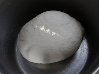 3、葱油烙饼,揉成一个光滑的面团，盖上保鲜膜，醒半小时。