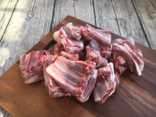 1、#感恩节食谱# 锅仔萝卜羊排,把羊排剁成合适的大小块。