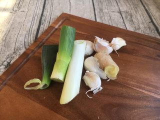 2、#感恩节食谱# 锅仔萝卜羊排,准备好佐料。