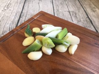 3、#感恩节食谱# 锅仔萝卜羊排,把葱切段,姜切片,蒜剥皮。