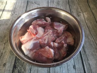 6、#感恩节食谱# 锅仔萝卜羊排,羊排用水泡半个小时。