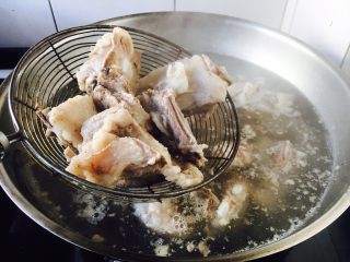 11、#感恩节食谱# 锅仔萝卜羊排,捞出羊排。