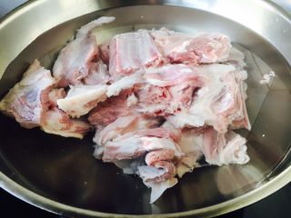 9、#感恩节食谱# 锅仔萝卜羊排,用凉水焯水。