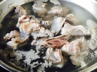 10、#感恩节食谱# 锅仔萝卜羊排,水开后出现油沫子,用小勺把它撇出去。