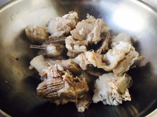 12、#感恩节食谱# 锅仔萝卜羊排,把羊排放在另外一口锅里。