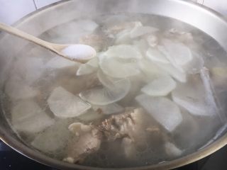 17、#感恩节食谱# 锅仔萝卜羊排,放入少许盐调味。