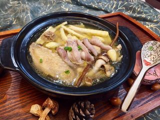 1、唯爱炖鸡~白果肚子松茸多鲜土鸡汤,先上张成品图????????????