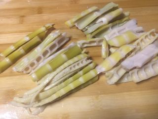 5、唯爱炖鸡~白果肚子松茸多鲜土鸡汤,对刨切开后再切成两节