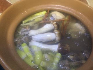 11、唯爱炖鸡~白果肚子松茸多鲜土鸡汤,砂锅的水沸开了,将2.4.5.6放入砂锅