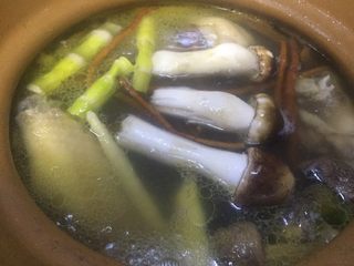 12、唯爱炖鸡~白果肚子松茸多鲜土鸡汤,水再次到开了后放入切好的鸡和猪肚