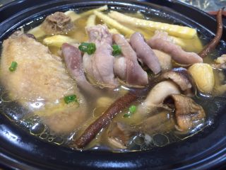 16、唯爱炖鸡~白果肚子松茸多鲜土鸡汤,这是我到农家去买的土鸡,炖出来的汤色黄亮,看起想喝上一口