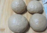 4、全麦红糖包 ,好后,排气,分割成6份,滚圆,室温中间发酵15分钟