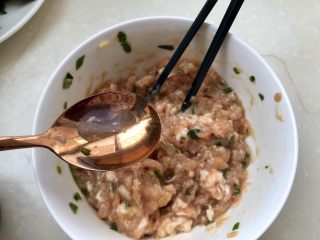 16、点翠清汤白玉丸➕木耳冬瓜丸子汤,分三次加入清水,每次加入后仍然顺着一个方向搅拌上劲,打入清水使肉馅吸水可以让肉丸子口感更加嫩