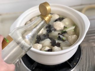 28、点翠清汤白玉丸➕木耳冬瓜丸子汤,关火前淋上几滴香麻油