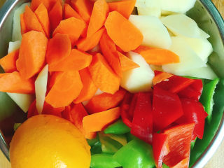 1、咖喱虾,配菜切块备用