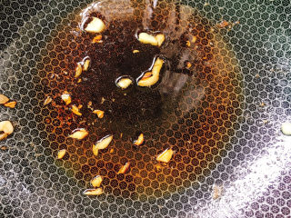 11、咖喱虾,炸过虾的油已经变红了，会让成品的色泽更加鲜艳